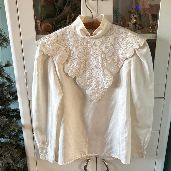 Nilani Tops - Nilani sz 4 Vintage Elegant White Lace Women's Top euc buttons up back Victorian